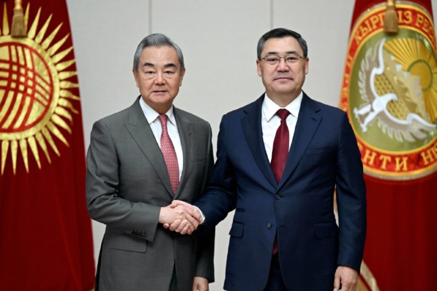 Садыр Жапаров Кытайдын Тышкы иштер министри Ван Ини кабыл алды