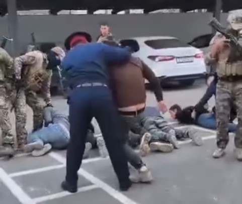 Чүйдө айдоочу менен жаңжалдашкан чет элдиктерди милицияга алып келген учур