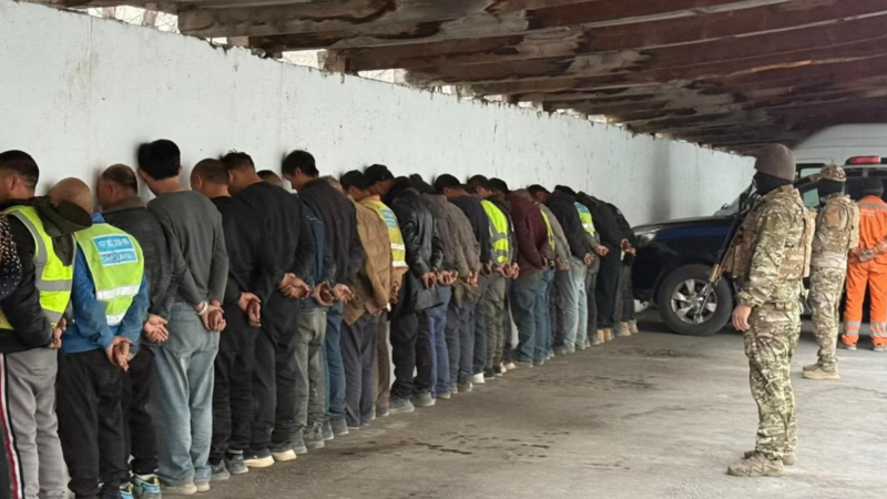 Чүйдө айдоочу менен жаңжалдашкан чет элдиктерди милицияга алып келген учур (ВИДЕО)