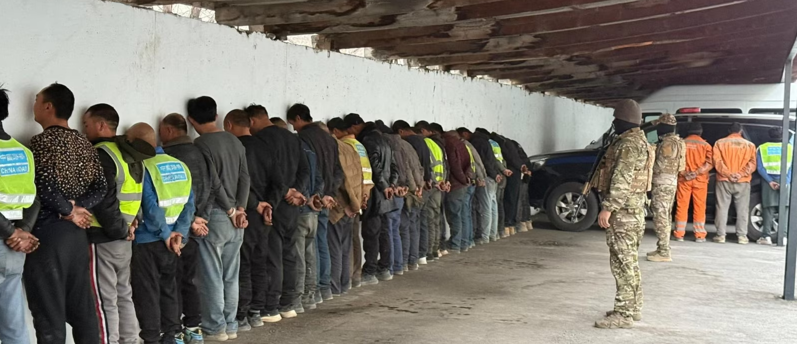 Чүйдө айдоочу менен жаңжалдашкан чет элдиктерди милицияга алып келген учур (ВИДЕО)