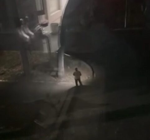 Караңгыда өзүнө жарык берип жол шыпырган кызматкер (ВИДЕО)