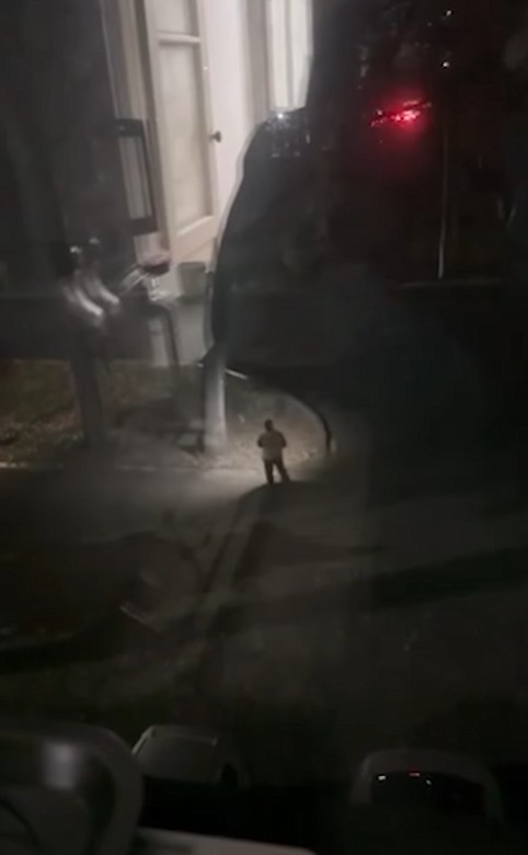 Караңгыда өзүнө жарык берип жол шыпырган кызматкер (ВИДЕО)