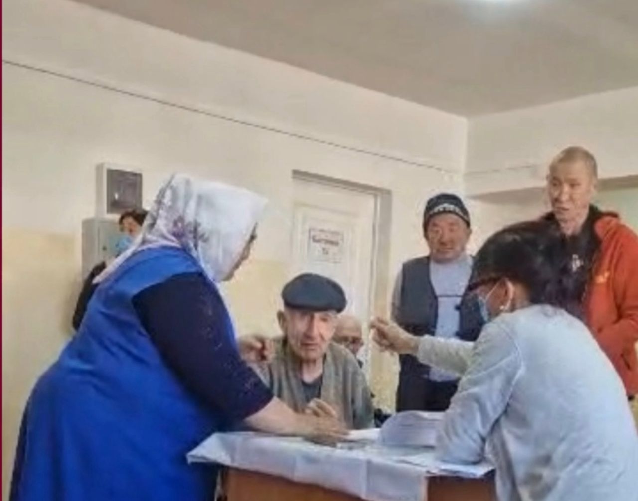 «Аты-жөнүн билбейбиз, №6ны шайлагыла дешкен» Майыптар үйүндө мыйзам бузуу катталды