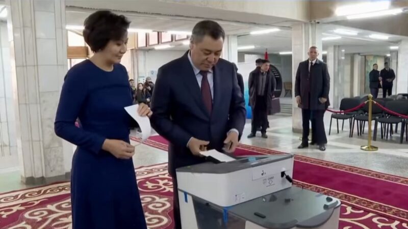 «Кечке чейин убакыт бар, келиңиздер». Президент шайлоого активдүү катышууга чакырды