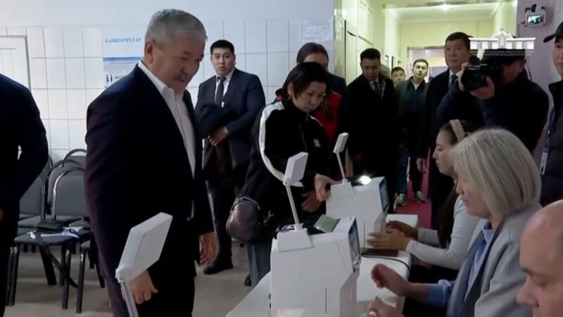 Министрлер кабинетинин төрагасы Адылбек Касымалиев өз добушун берди