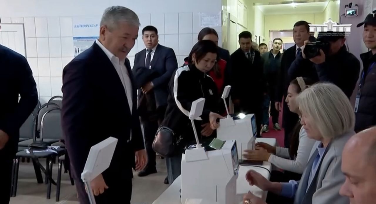 Министрлер кабинетинин төрагасы Адылбек Касымалиев өз добушун берди