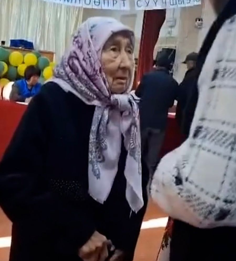 Тоңдо 99 жаштагы апа жарандык милдетин аткарып кетти