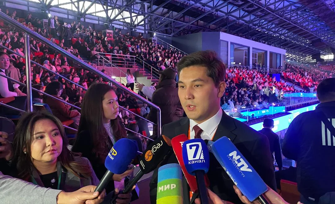 Бекназаров: Форумду өткөргөнгө жер жок болуп, мурунку заводдун кампасында өткөргөнбүз