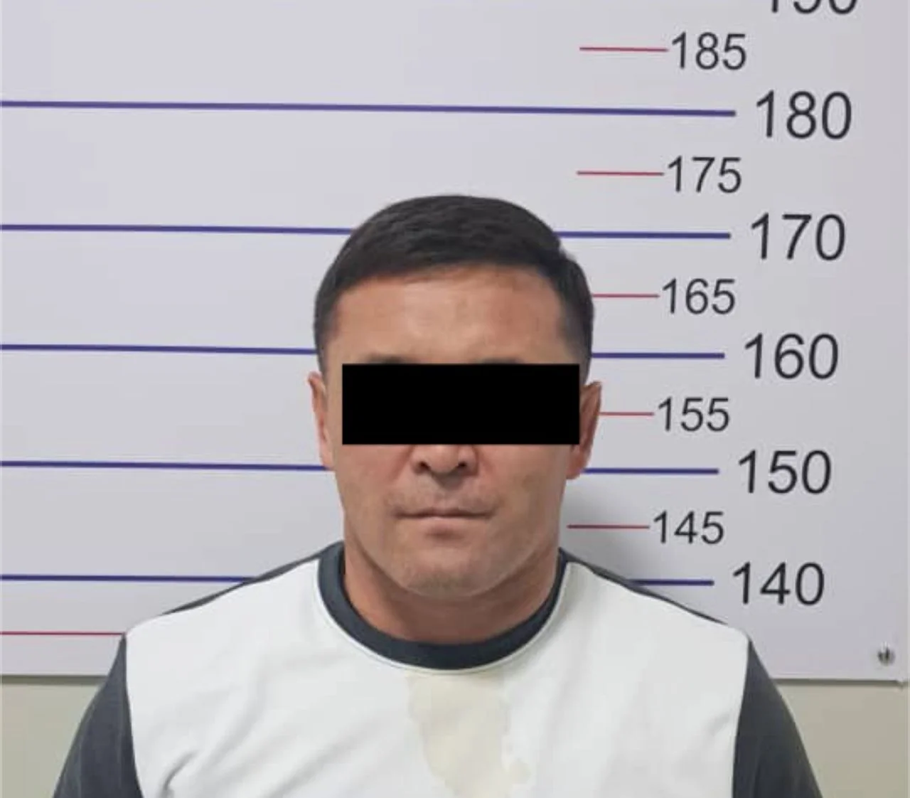 Депутаттыкка талапкер аялын кызганып балта менен кол салды