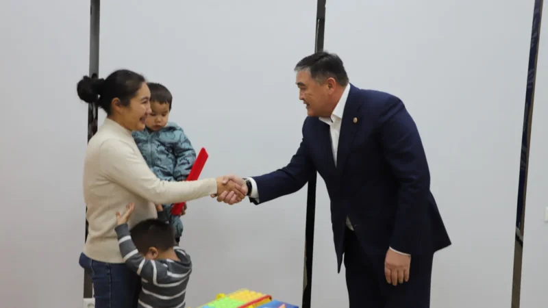 Камчыбек Ташиев жалгыз бой энеге батир белек кылды