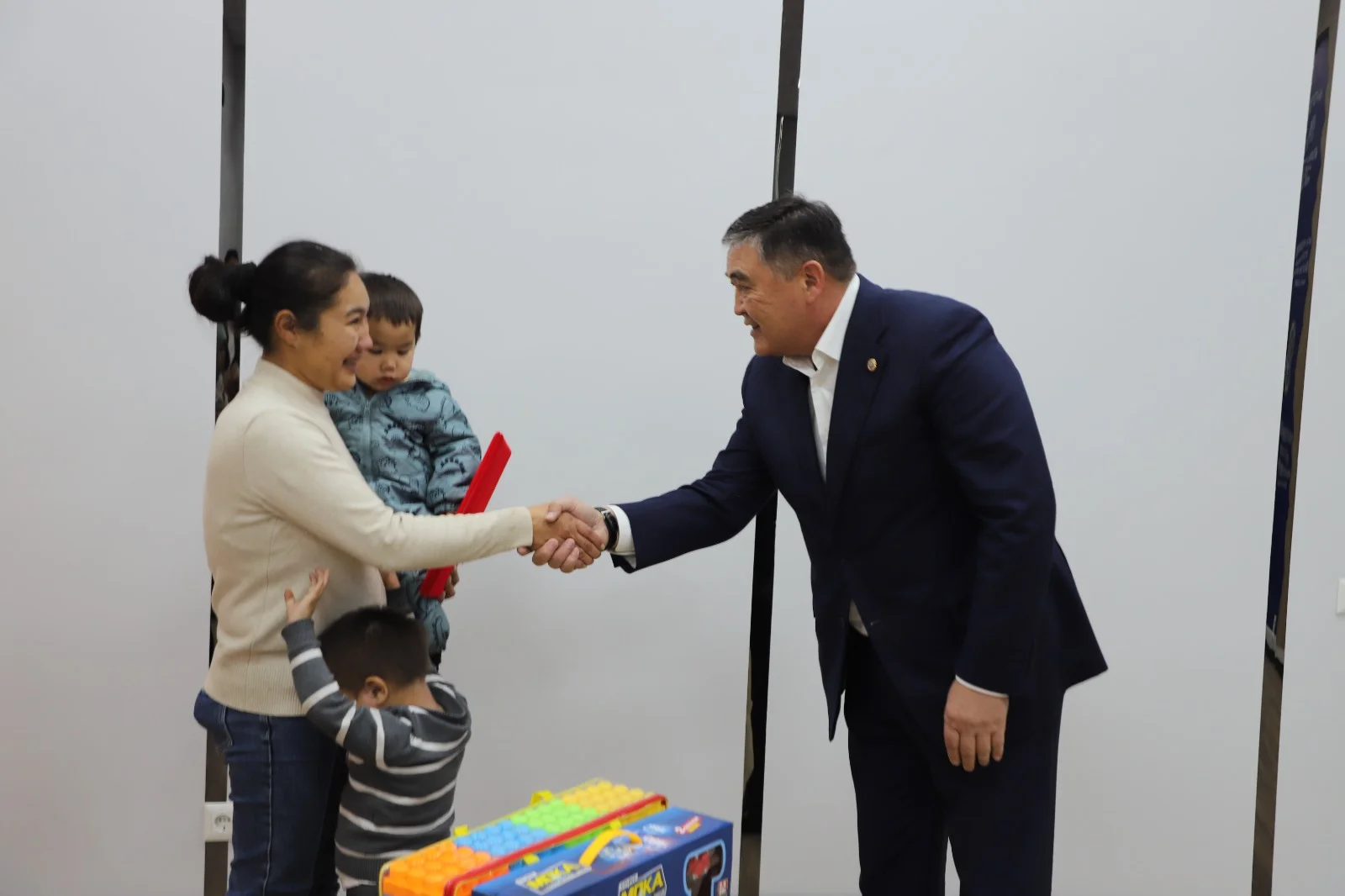 Камчыбек Ташиев жалгыз бой энеге батир белек кылды