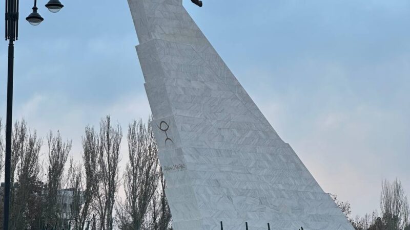 «Ала-Тоо» аянтына жаңы жылдык балаты орнотула баштады