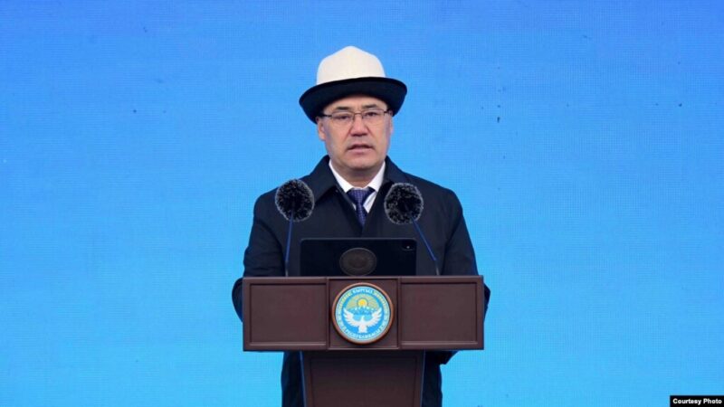 Президент Бишкек, Ош шаарларынын мэрлери “бөрк ал десе — баш алып” жатканын айтты