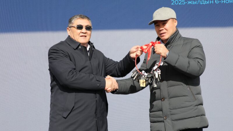 Ташиев Балыкчынын коммуналдык кызматтарына 100 млн сомдук техникаларды тапшырды