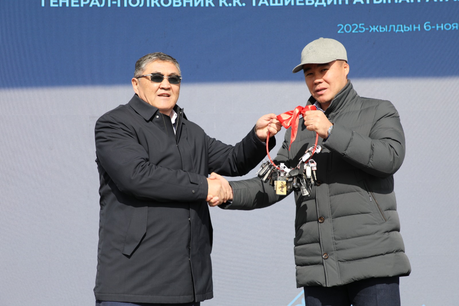 Ташиев Балыкчынын коммуналдык кызматтарына 100 млн сомдук техникаларды тапшырды