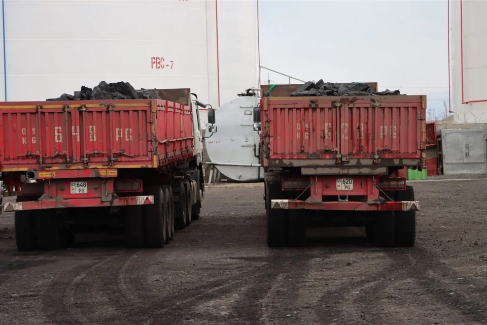 «Кыргызкөмүргө» калкка көмүр ташууну күчөтүү тапшырмасы берилди