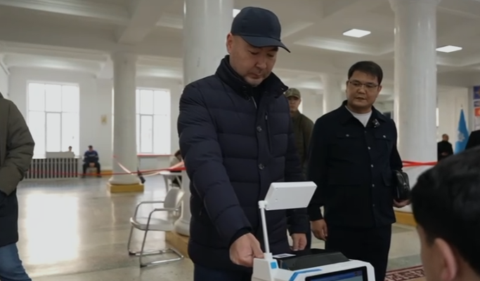 Каныбек Туманбаев системанын ишин жеке текшерүү үчүн атайын аралыктан добуш берди