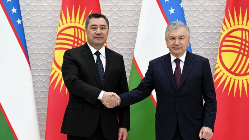 Садыр Жапаров Өзбекстандын президенти Шавкат Мирзиёев менен жолукту 
