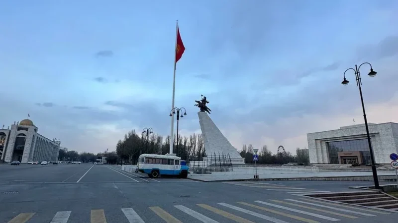 «Ала-Тоо» аянтына жаңы жылдык балаты орнотула баштады