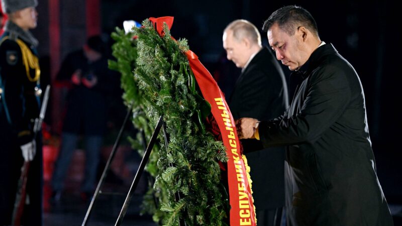 Садыр Жапаров жана Владимир Путин Жеңиш аянтындагы Өчпөс отко гүлчамбар коюшту