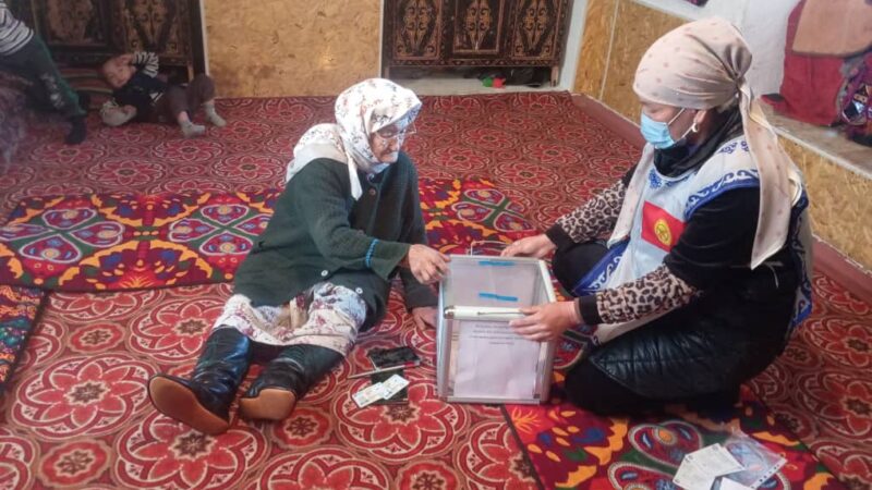 Кыргызстанда добуш берүү үчүн жайдан тышкары добуш берүү ѳтүп жатат