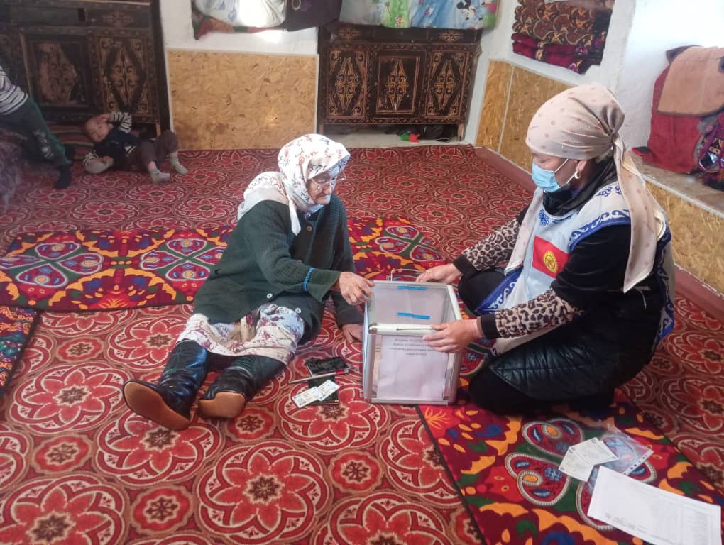 Кыргызстанда добуш берүү үчүн жайдан тышкары добуш берүү ѳтүп жатат