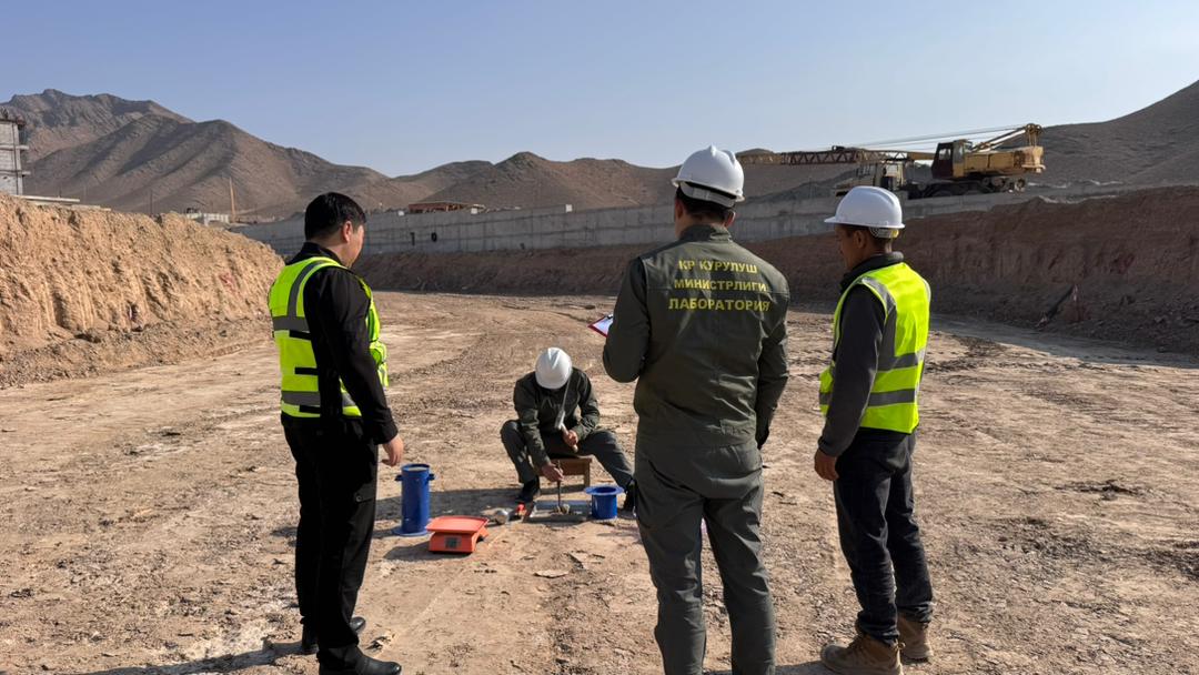 Баткенде 10 миң орундуу стадиондун курулушундагы топурактын үлгүлөрү алынды