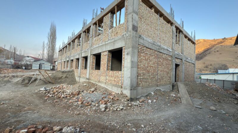 Аксы районунда заманбап мектеп курулууда