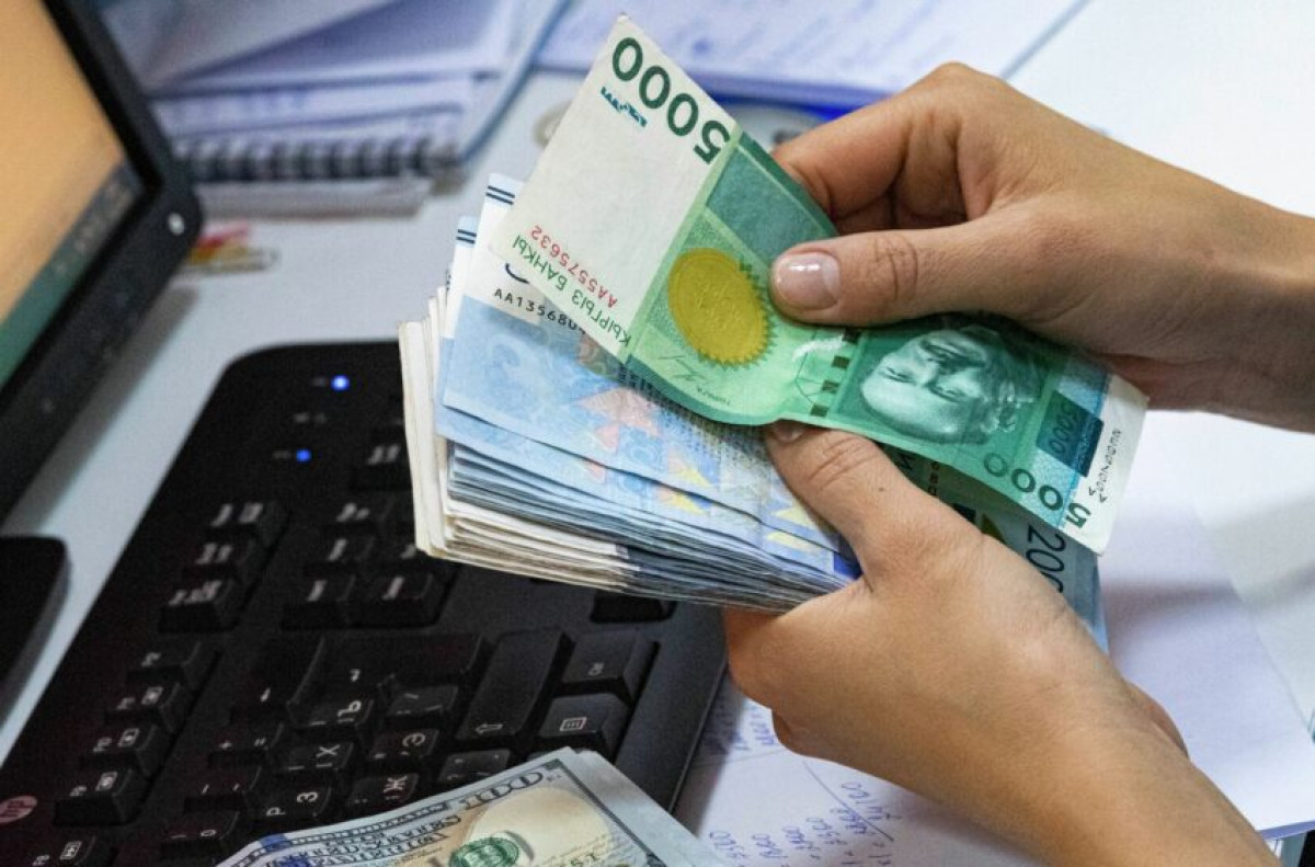 Социалдык кызматкерлердин айлыгы 50 пайызга көбөйтүлөт