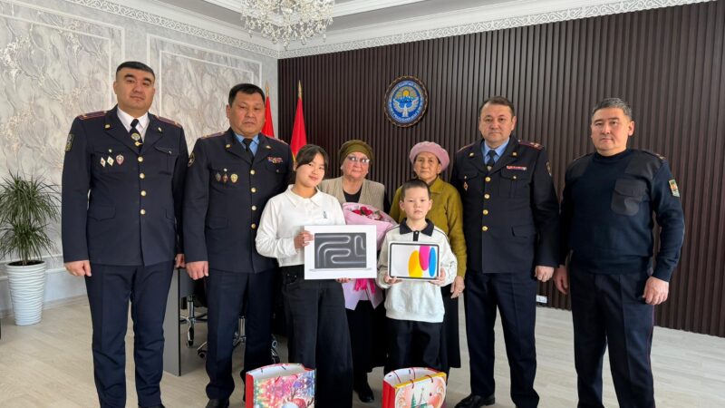 Министрге кат жазган окуучуларга баалуу белектер тапшырылды