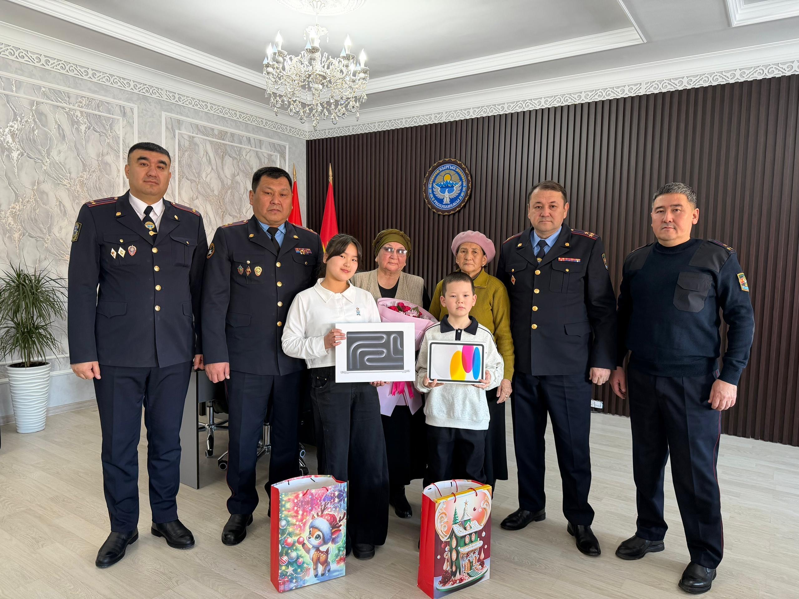 Министрге кат жазган окуучуларга баалуу белектер тапшырылды