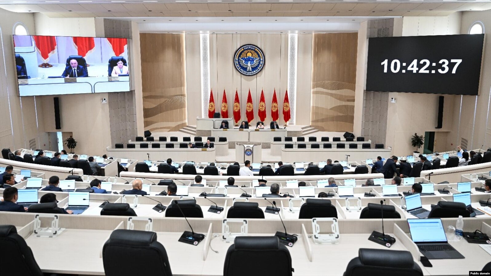 Эми ЖК депутаттары манжа изи менен катталып, добуш беришет