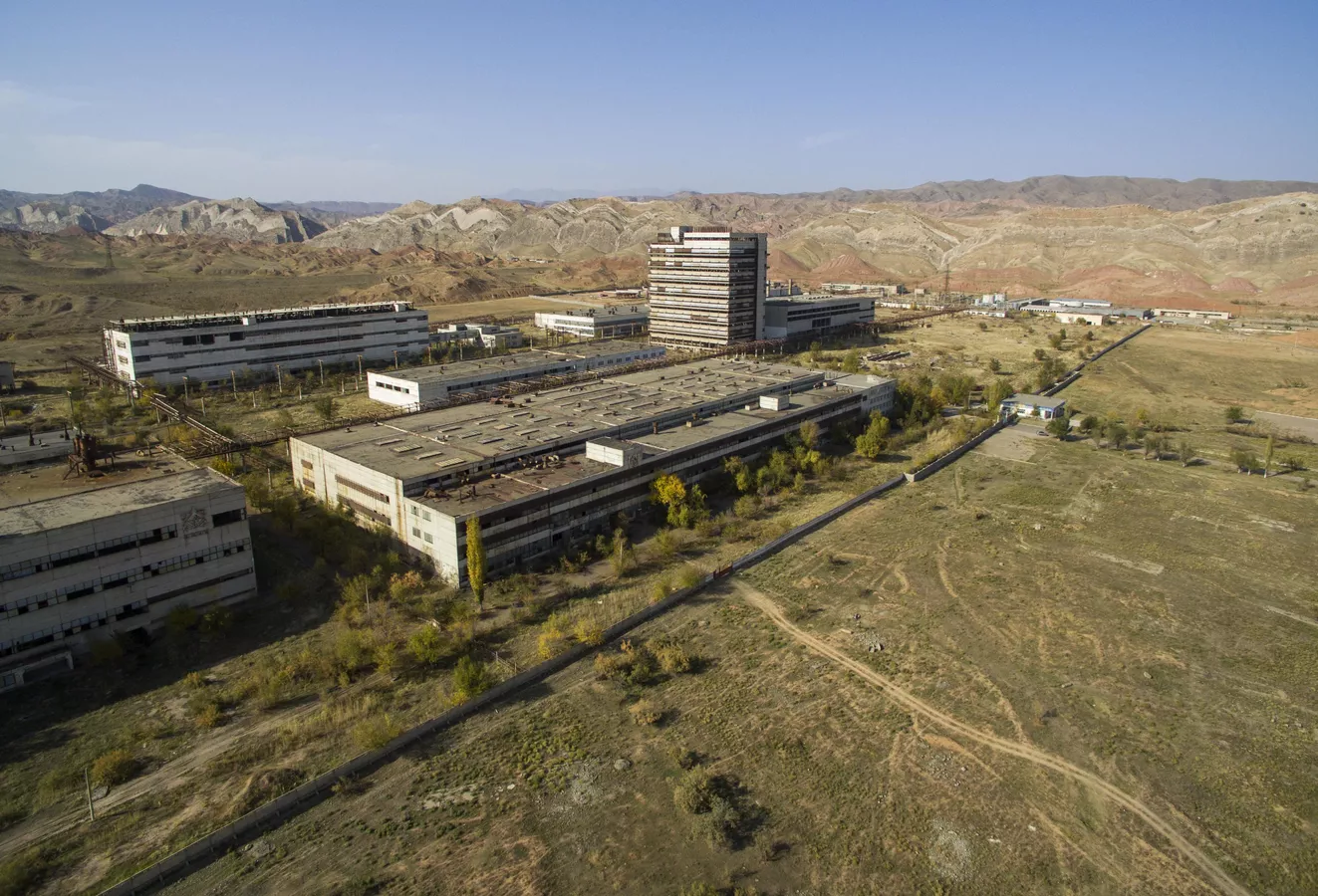 Таш-Көмүрдө «Кристалл» заводундагы уулуу заттарды жок кылууга 92 млн. сом бөлүндү