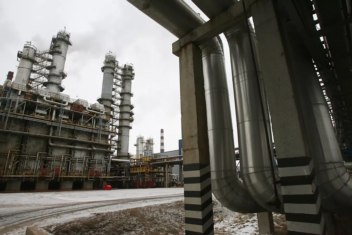 Токмоктогу мунайды кайра иштеткен завод суюлтулган газ өндүрө баштайт