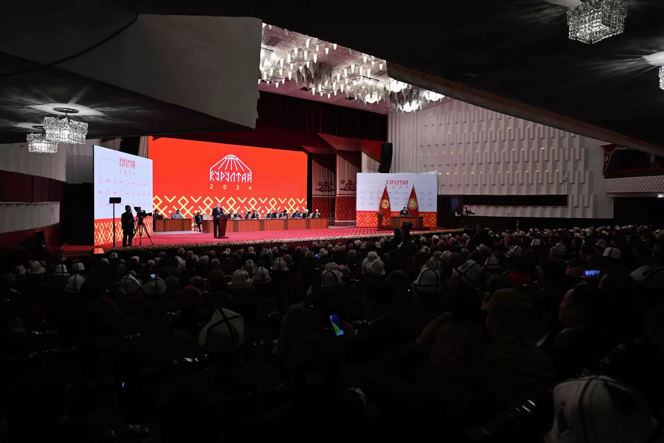 Сизден башкасы иштейби өзү? Курултайдагы делегаттардын өзгөчө сунуш, суроолору