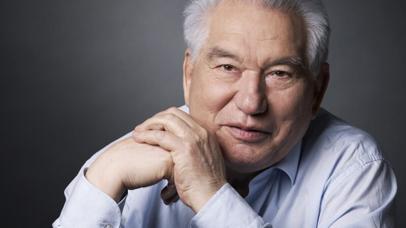 Кылымга тете өмүр! Бүгүн залкар жазуучу Чыңгыз Айтматовдун туулган күнү