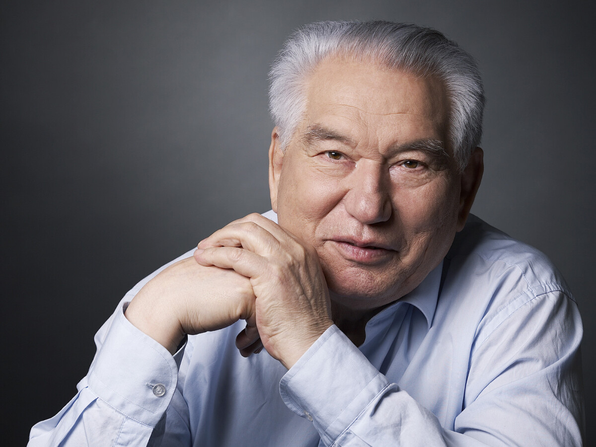 Кылымга тете өмүр! Бүгүн залкар жазуучу Чыңгыз Айтматовдун туулган күнү