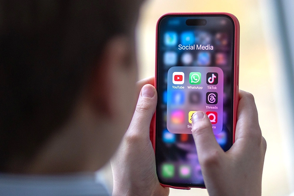 Австралия өспүрүмдөргө социалдык тармактарды колдонууга тыюу салды.