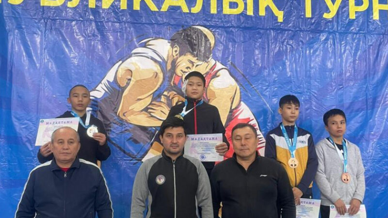 «Ак Илбирс» ОРАБӨМдүн тарбиялануучулары Казакстанда эркин күрөш турниринде байгелүү кайтышты