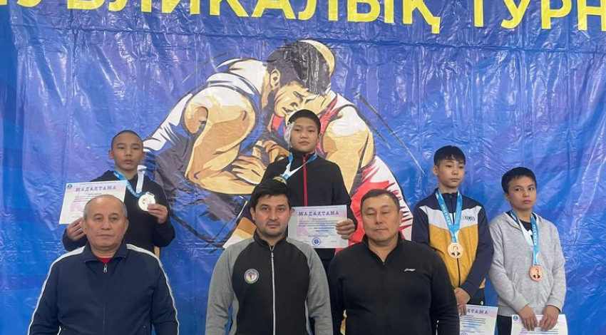 «Ак Илбирс» ОРАБӨМдүн тарбиялануучулары Казакстанда эркин күрөш турниринде байгелүү кайтышты