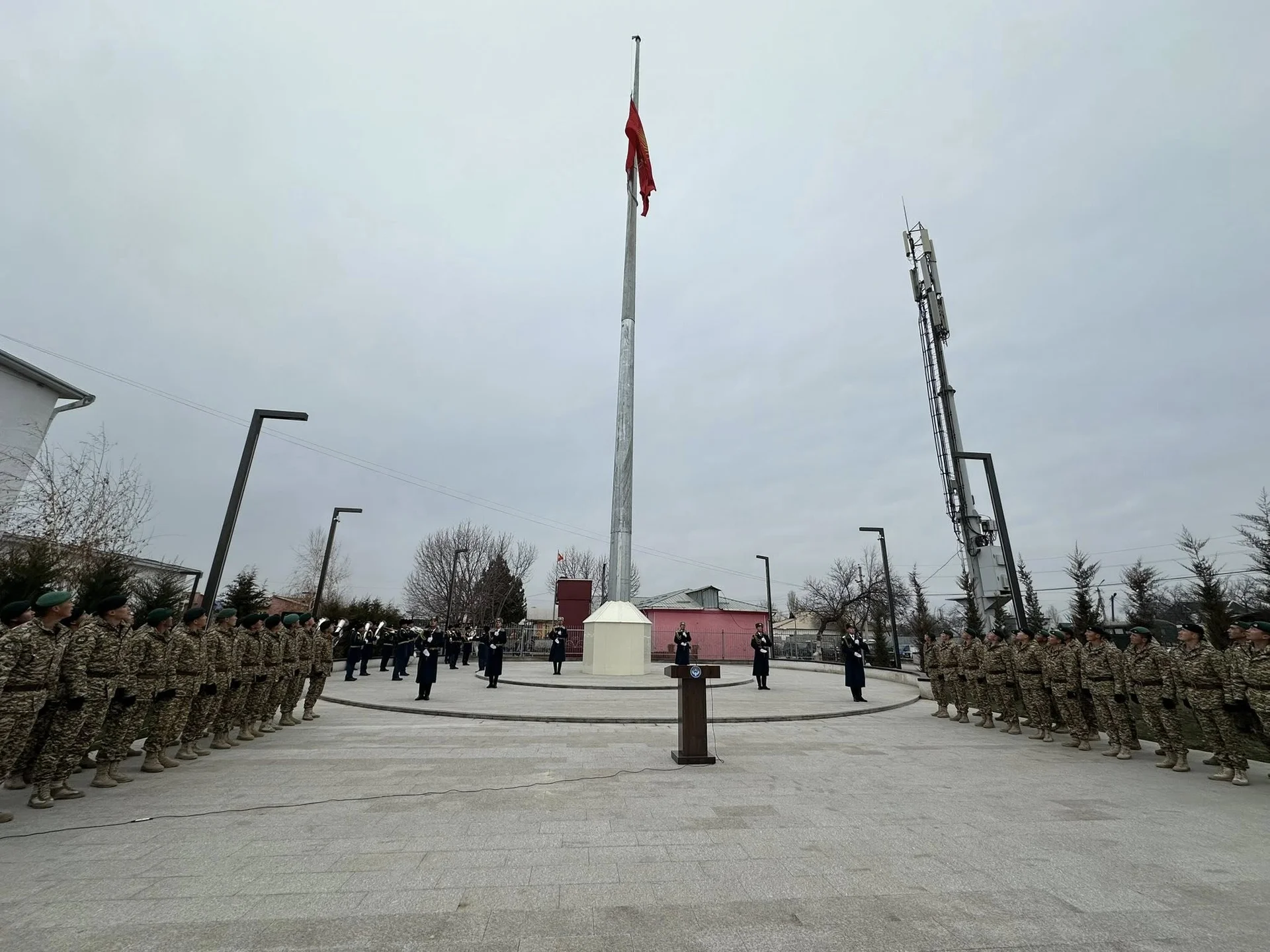 Баткен шаарында бийиктиги 35 метр болгон туу көтөрүлдү