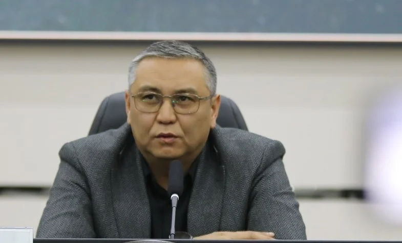 Абакиров №26 округда 460 миң сомго байланышкан окуяны териштирүүнү талап кылды