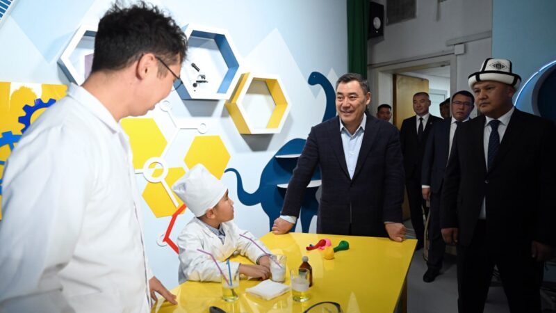 Президент капиталдык оңдоодон кийинки Улуттук телерадиоберүү корпорациясынын имаратына барды