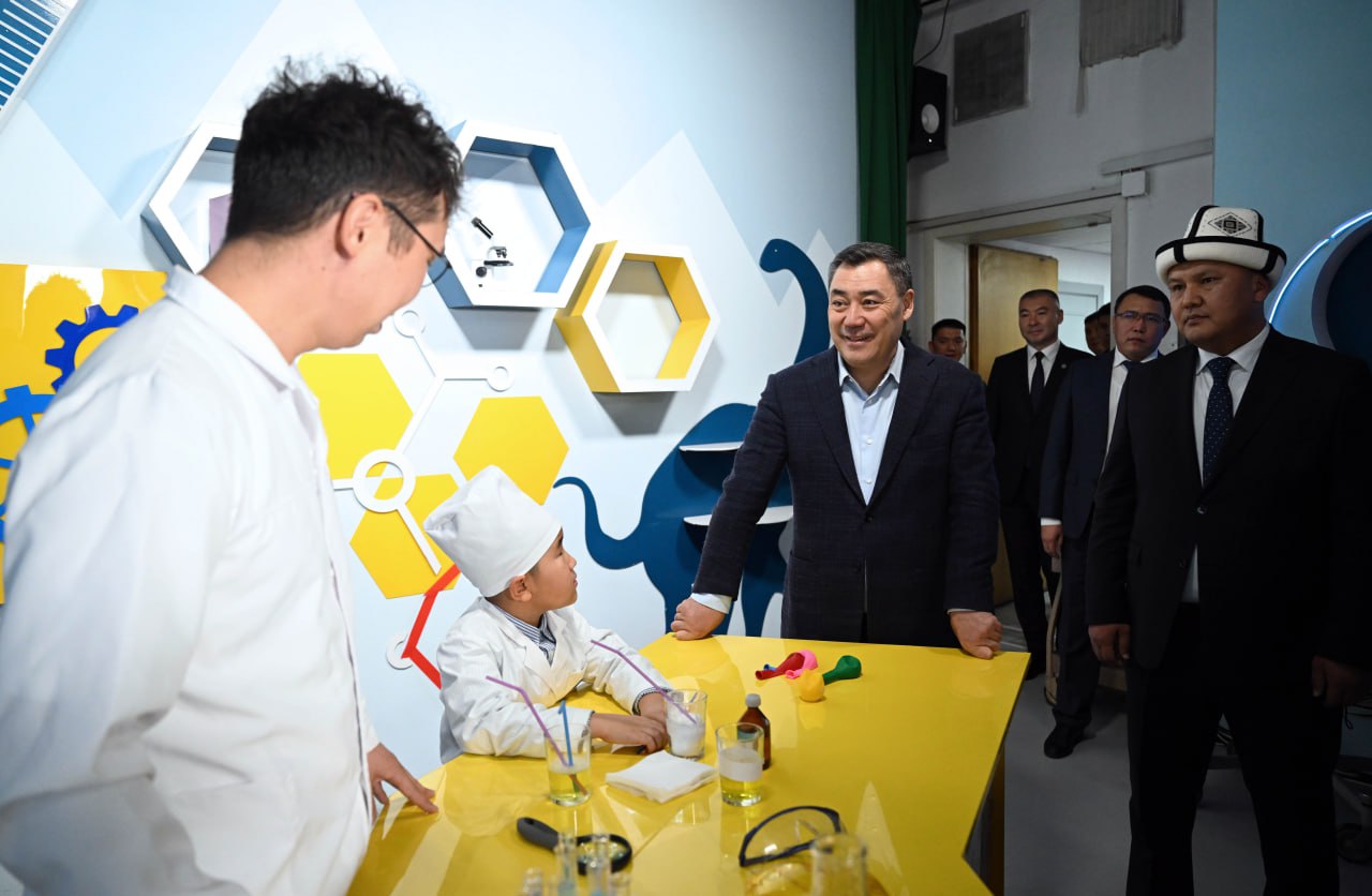 Президент капиталдык оңдоодон кийинки Улуттук телерадиоберүү корпорациясынын имаратына барды