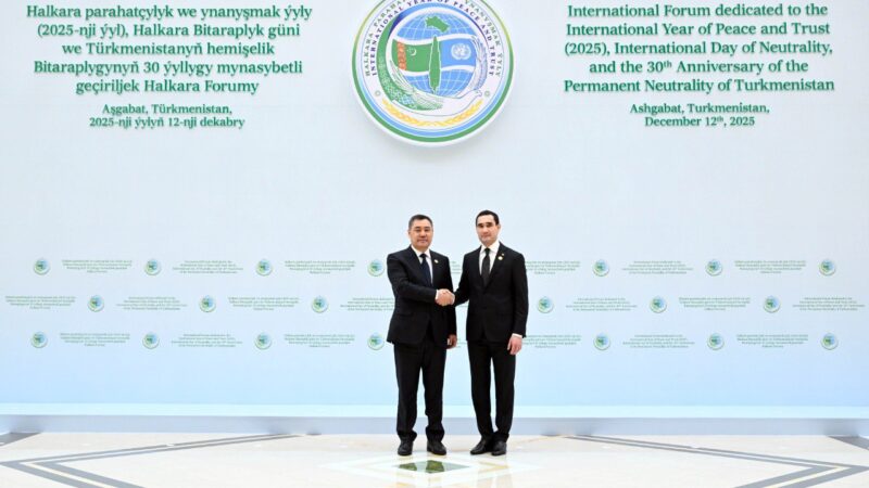 Садыр Жапаров Түркмөнстандын туруктуу бейтараптыгынын 30 жылдыгына арналган конгресс-борборго келди