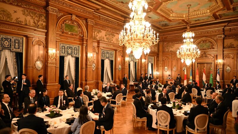 Садыр Жапаров Токиодо премьер-министрдин кечки сый тамагына катышты