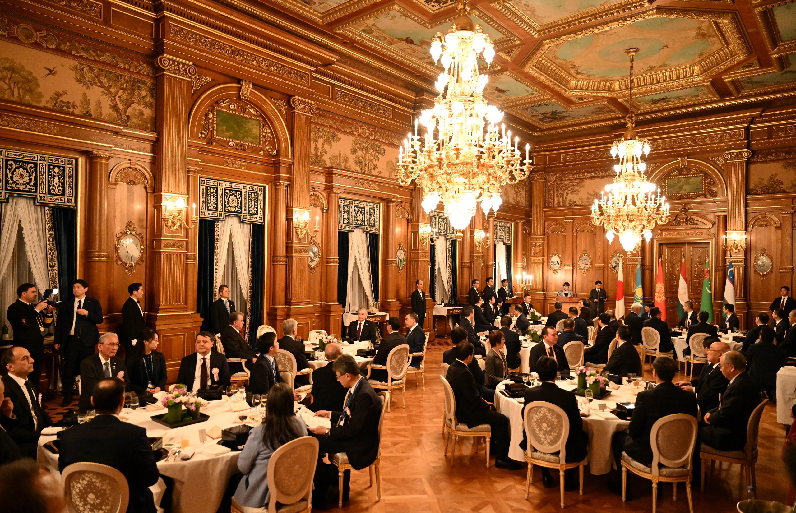 Садыр Жапаров Токиодо премьер-министрдин кечки сый тамагына катышты