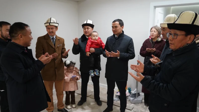 Нургалы Асаналиев 7 манасчыга ак өргө белек кылды