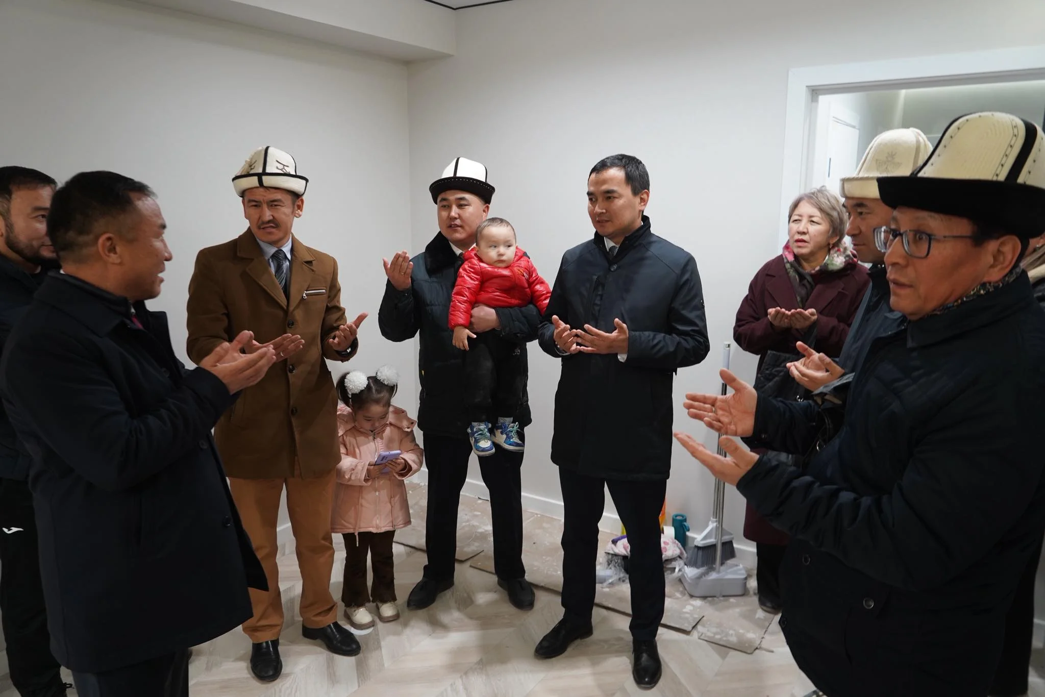 Нургалы Асаналиев 7 манасчыга ак өргө белек кылды