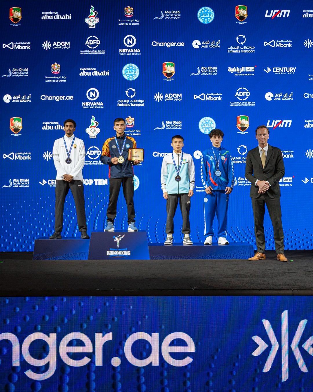 Кыргызстандык кикбоксчулар дүйнө чемпионатында эки алтын, бир коло медаль жеңди